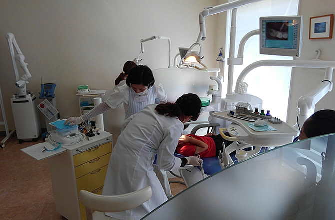 専門女性スタッフによる小児歯科診療を行います